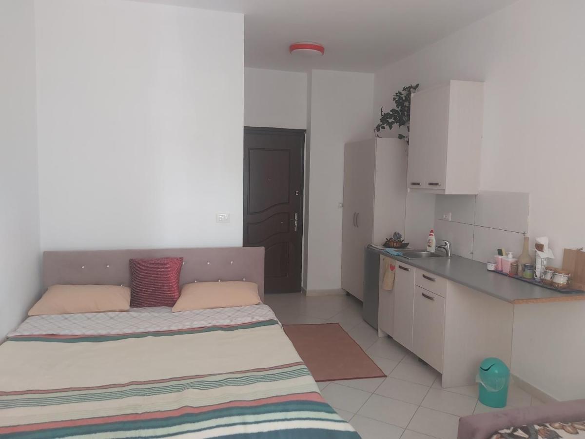 Mona's 1 * Saranda