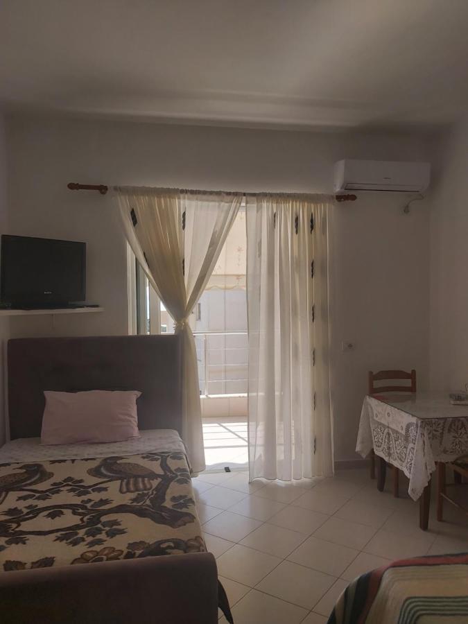 Mona's 1 * Saranda